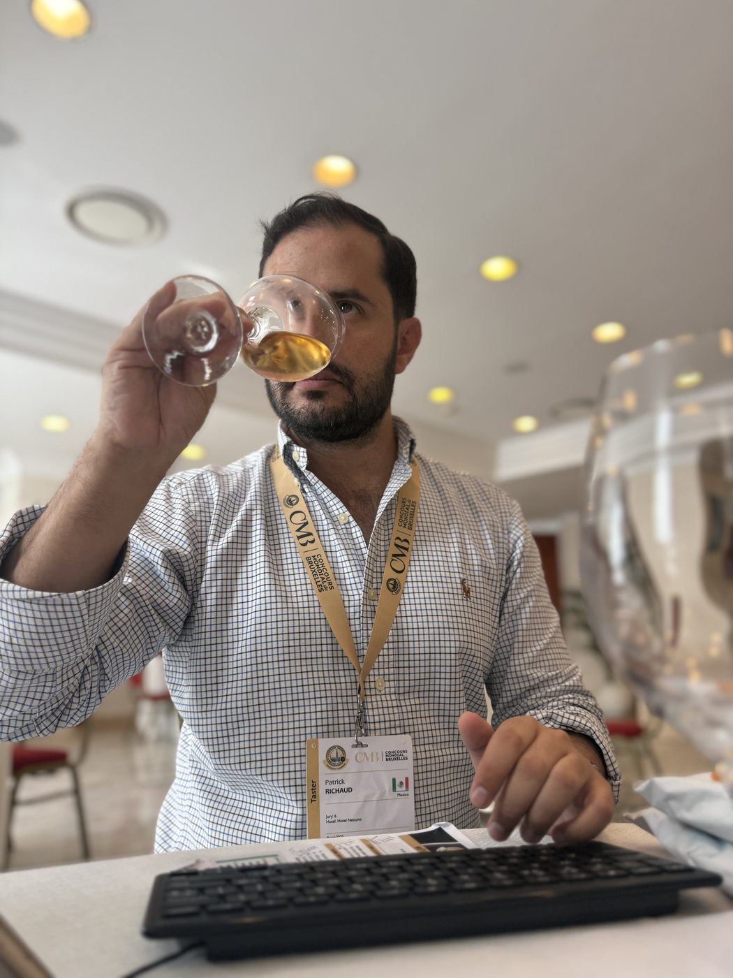 Patrick Richaud catando vino